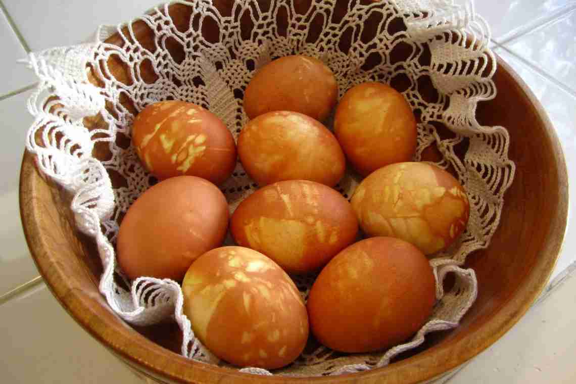 Як пофарбувати яйця використовуючи цибулю та перловку