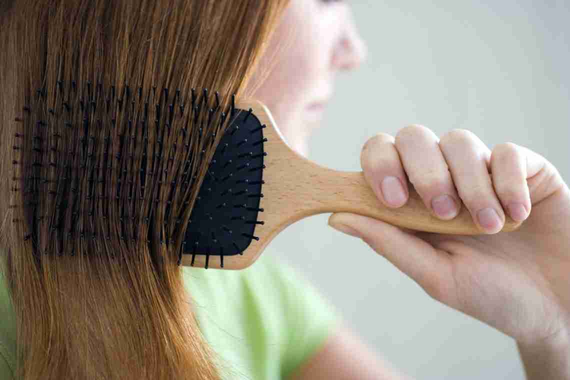 Як швидко прибрати все волосся з масажною розчіски?