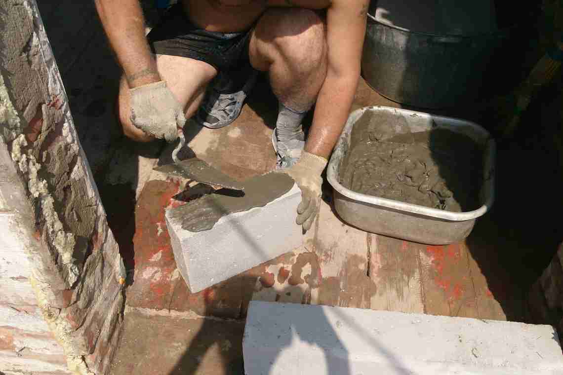 Як зробити цементний розчин для кладки газобетону?