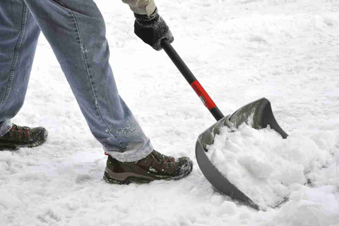 Як почистити двір від снігу