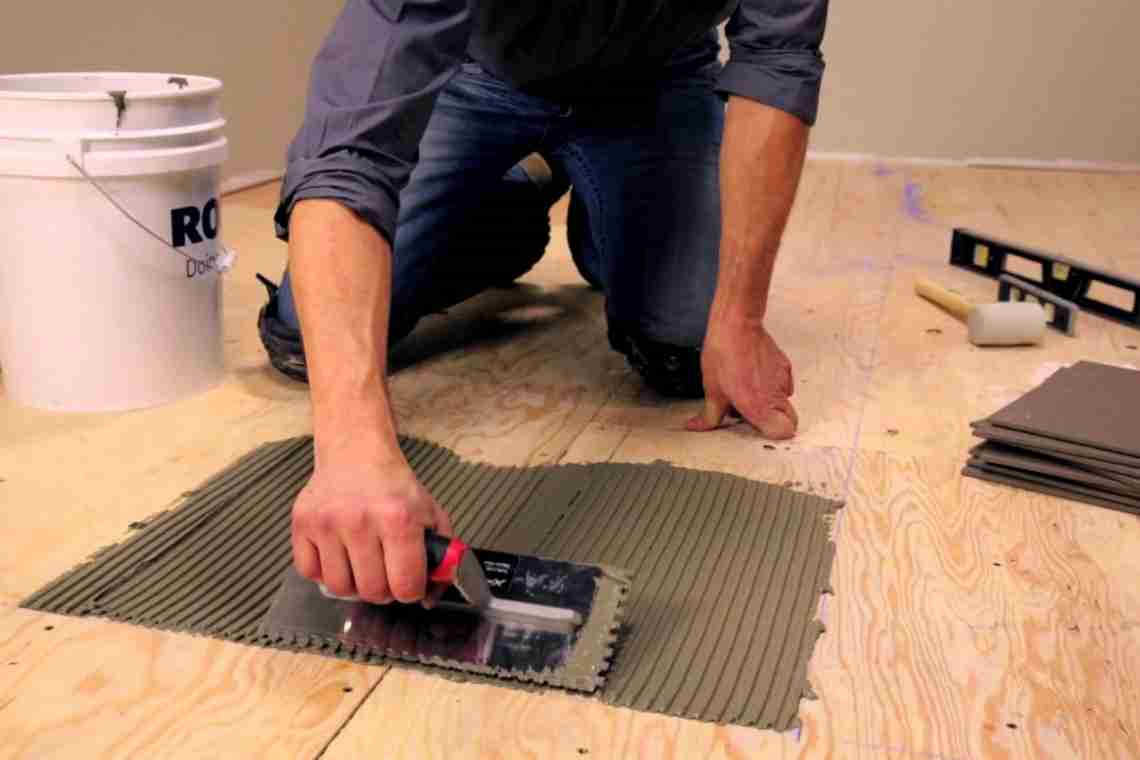 Як класти плитку на дерев'яну підлогу?