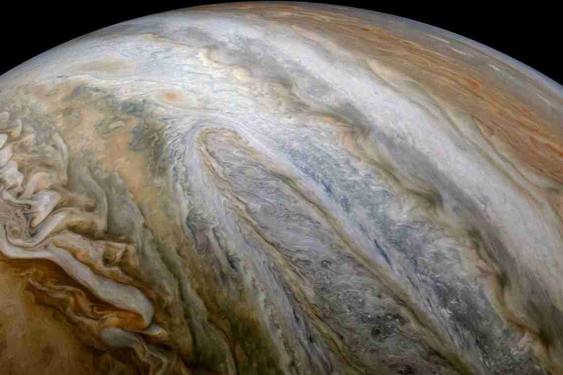 Європа по-новому: НАСА показало заново оброблені знімки супутника Юпітера з неймовірною деталізацією