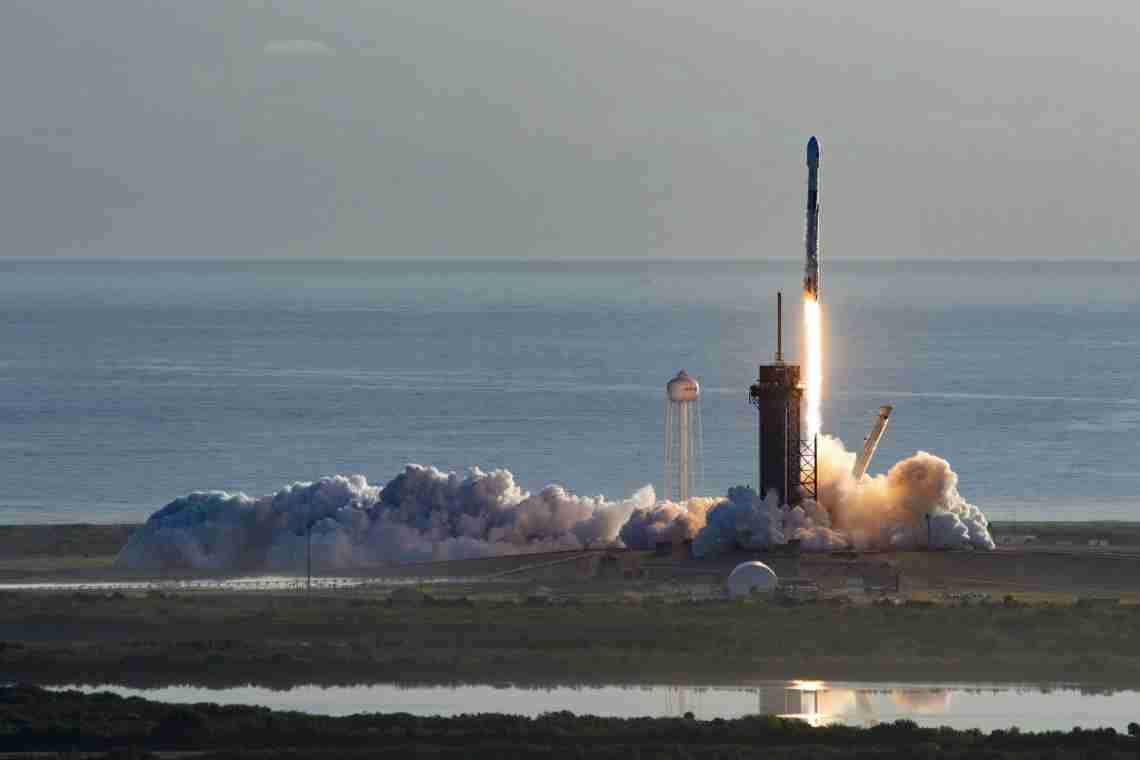 Уламки ракети SpaceX створили вражаюче світлове шоу в нічному небі на північному заході США