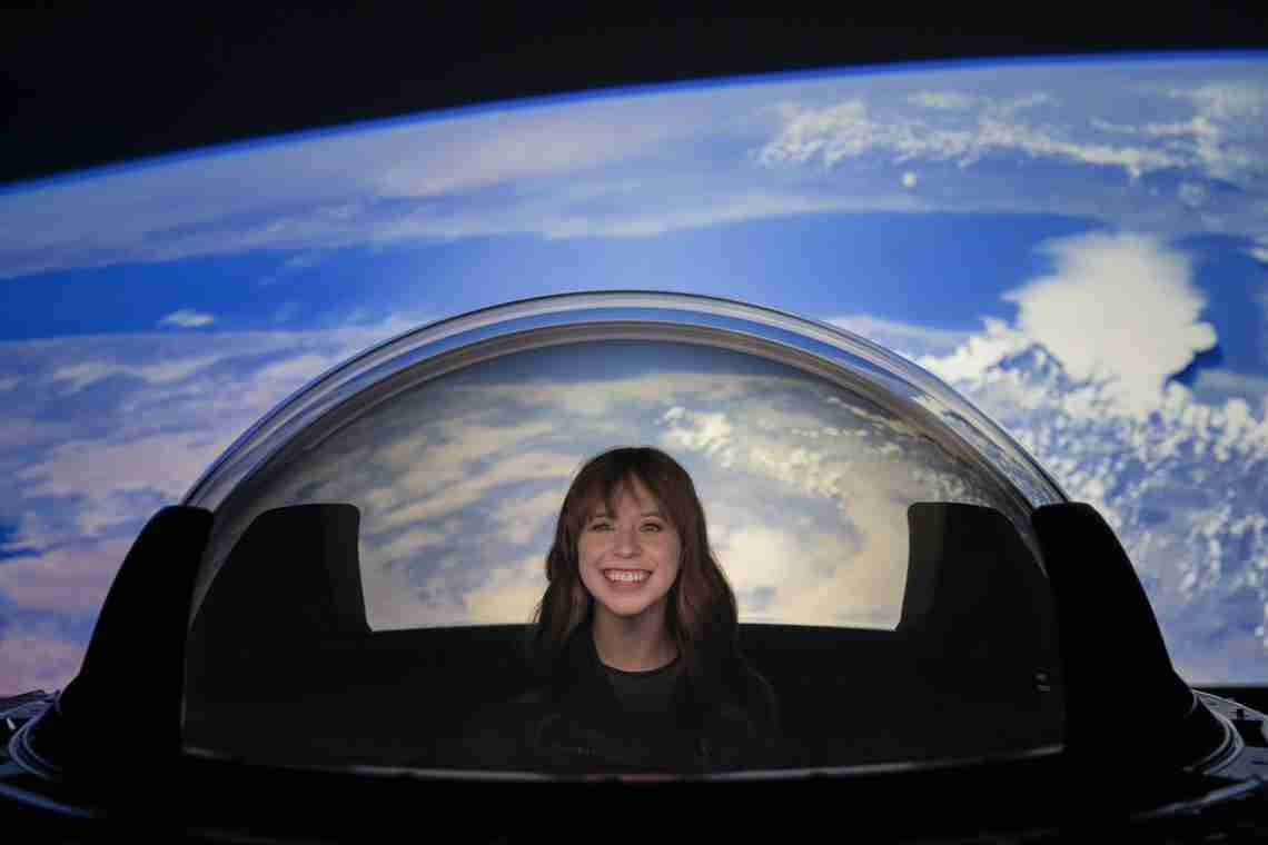 SpaceX показала нову версію пасажирського корабля Crew Dragon зі скляним куполом