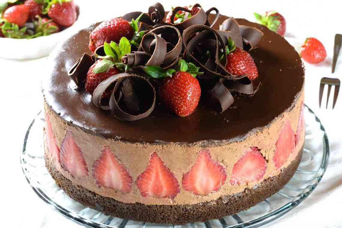 Торт з полуницею шоколадний: найкращі ідеї