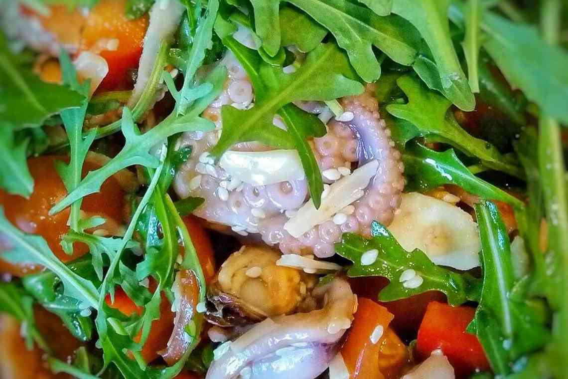 Смачний салат морської коктейль - рецепти, правила приготування