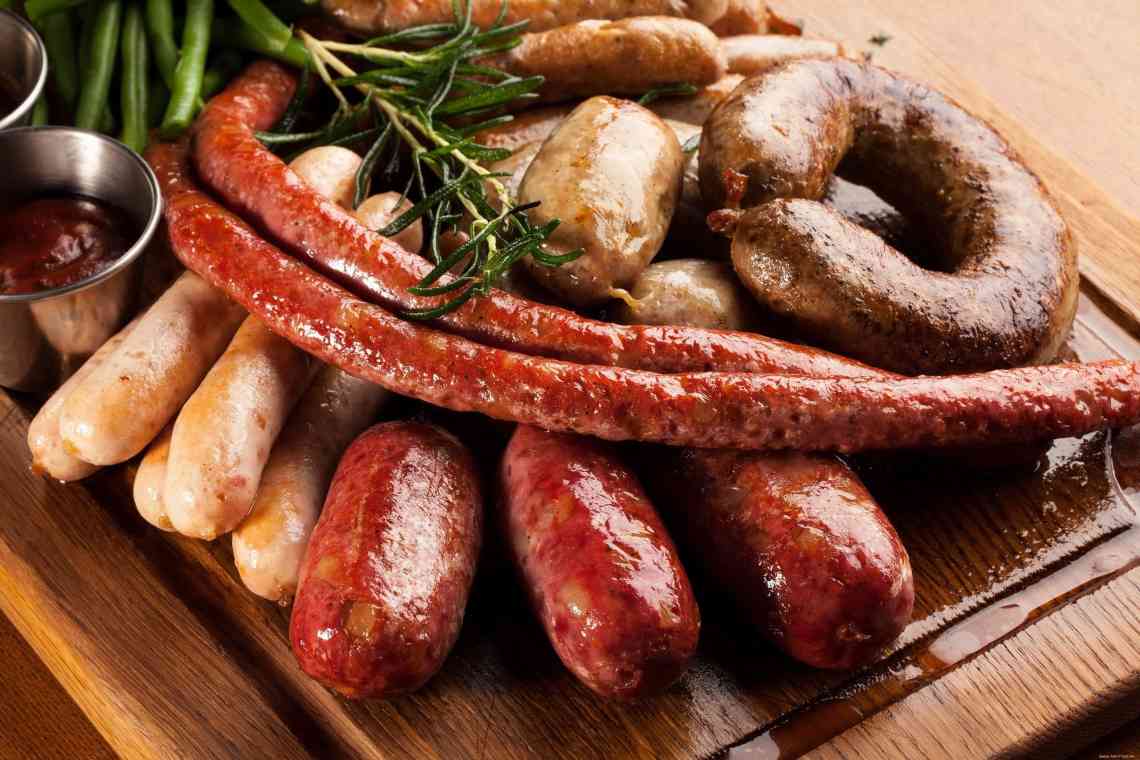 Дізнаємося як правильно приготувати баварські ковбаски і з чим їх подати на стіл