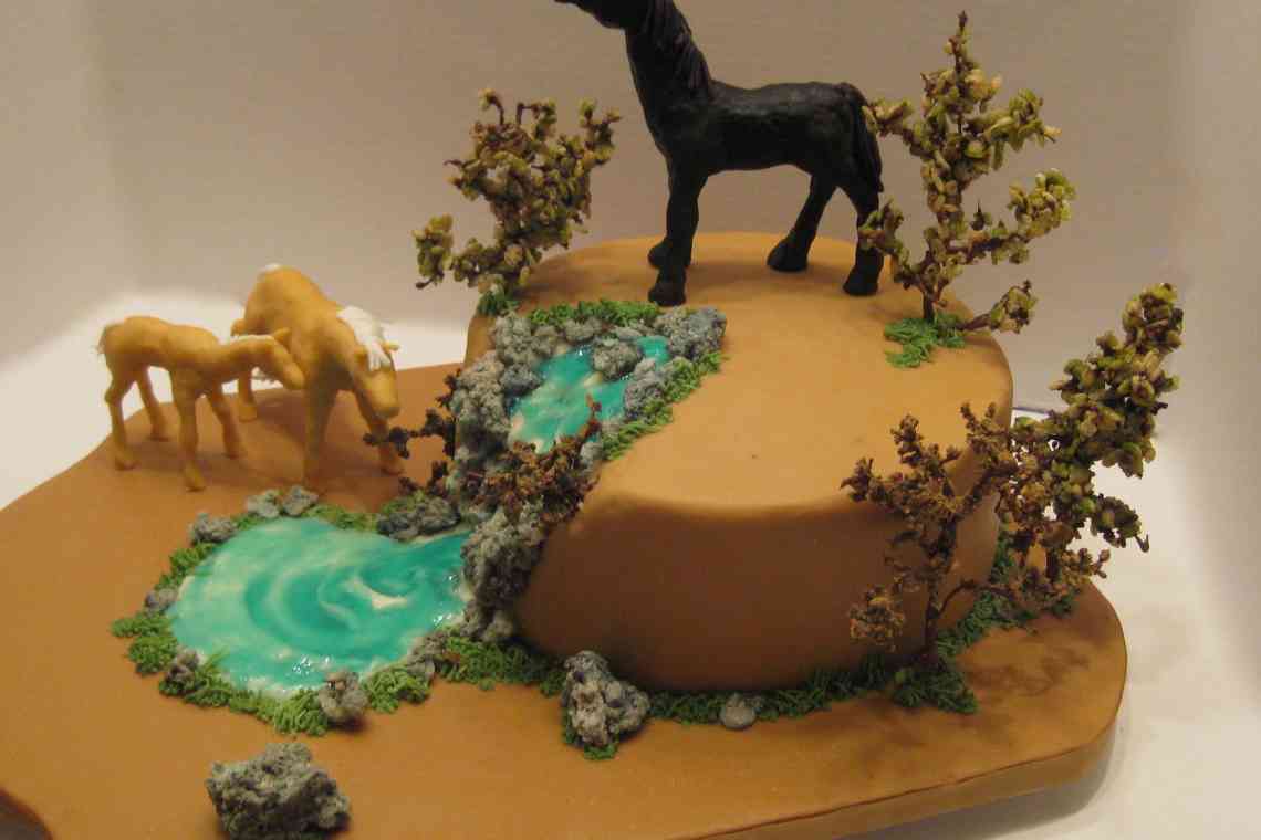 Три варіанти торта з конем