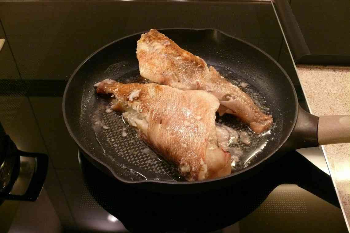 Скільки смажити рибу на сковороді? Поради щодо приготування