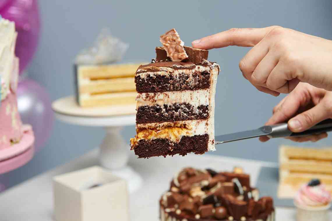 Дізнаємося як їжі бувають торти? Основні види коржів, просочення, прикраси