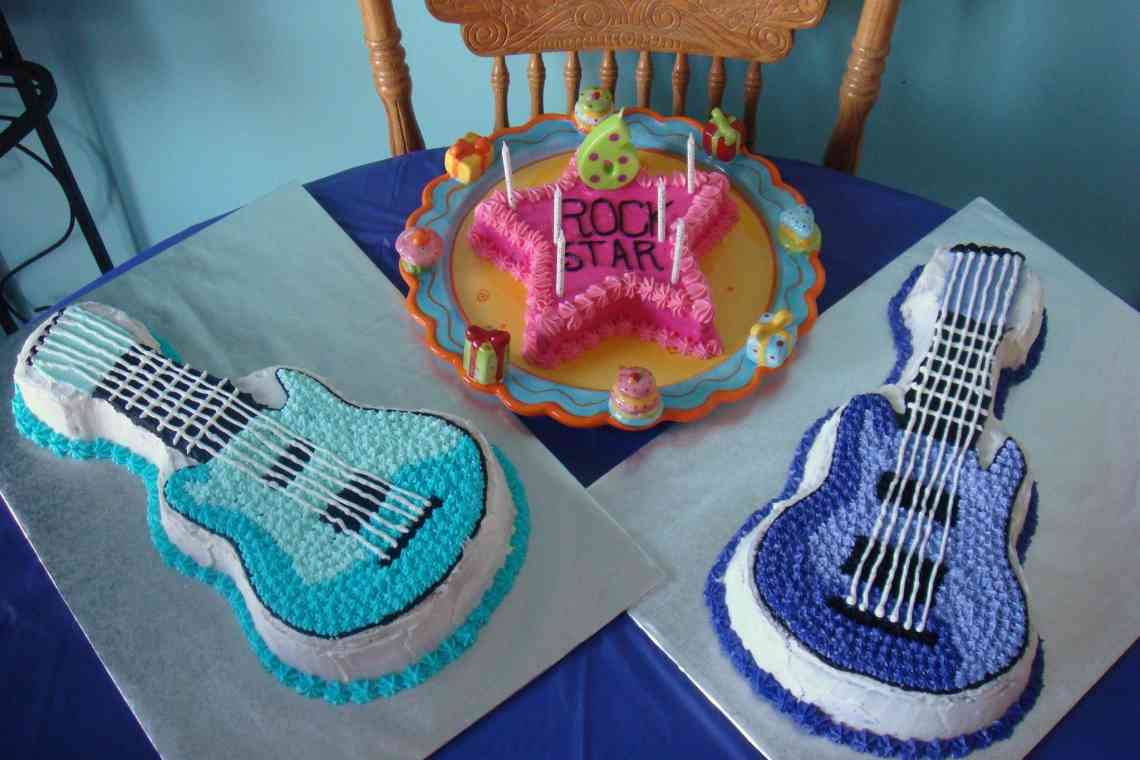Гарний і смачний торт Гітара