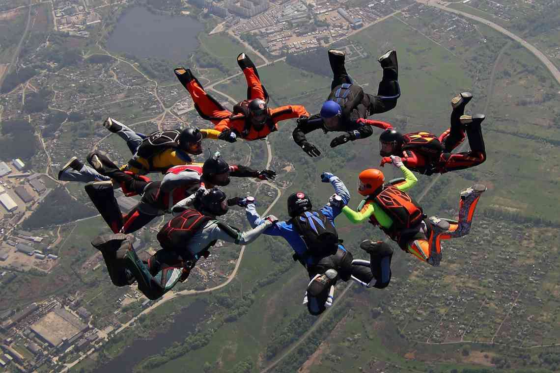 Співробітник Google встановив новий рекорд, стрибнувши з парашутом з висоти 41 км "