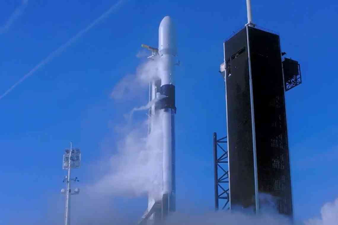 SpaceX запустила нові супутники Starlink, успішно повернувши ракету-носій на морську платформу "