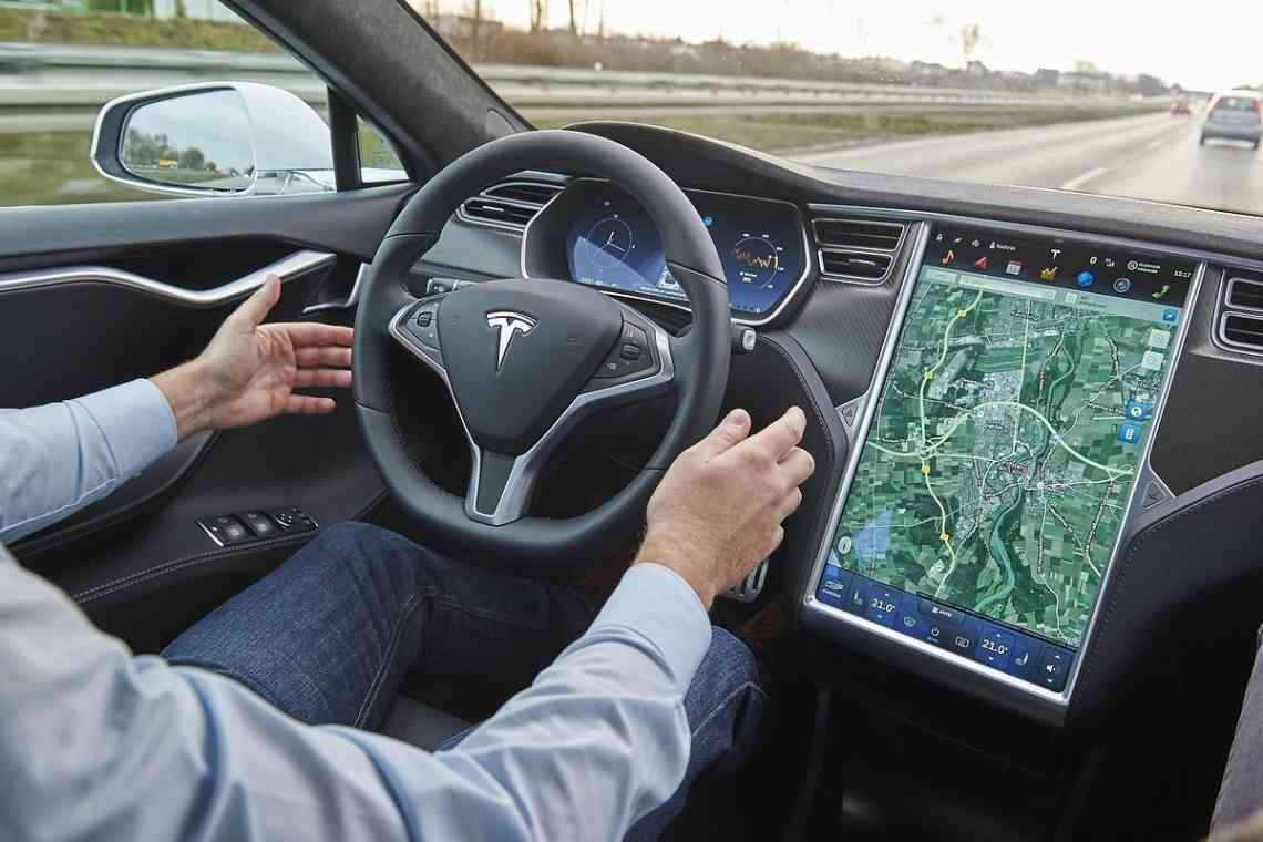 Tesla тільки зараз почала використовувати камеру в салоні для стеження за станом водія