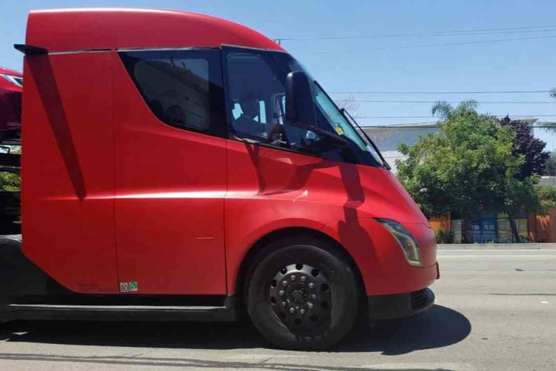 На дорогах США помічено ще один прототип вантажівки Tesla Semi