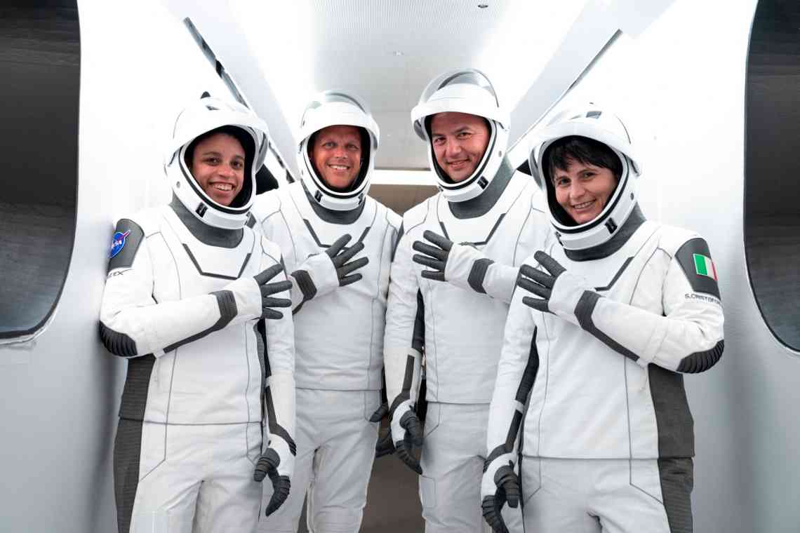 Космічний корабель SpaceX Crew Dragon з чотирма астронавтами успішно повернувся на Землю
