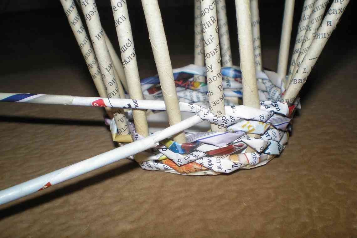 Як крутити трубочки з газет для плетіння