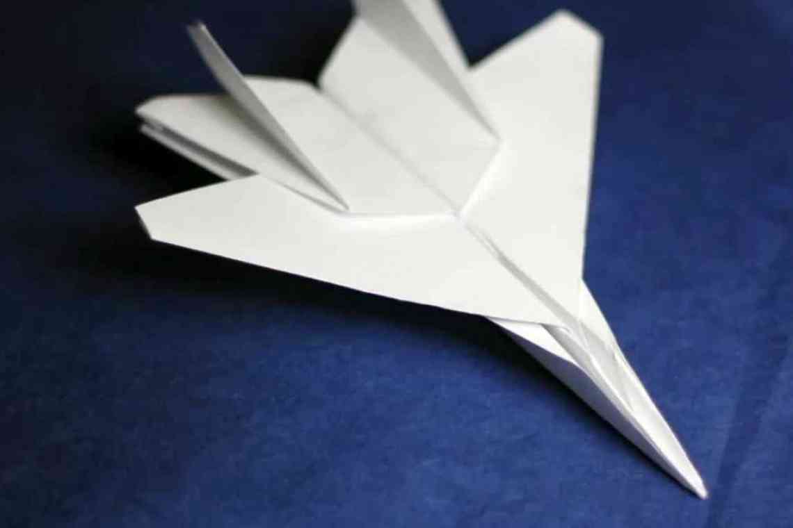 Як зробити літаючу ластівку з паперу