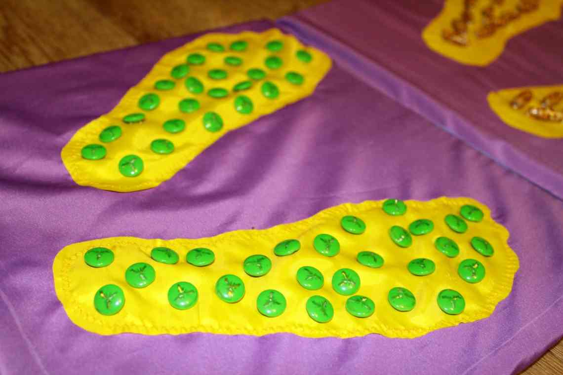 Як зробити масажний килимок для ніг з пластикових кришок від пляшок