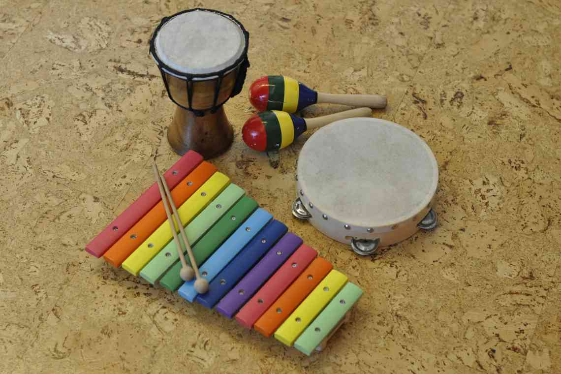 Як зробити музичний інструмент з розчіски і грати на ньому?