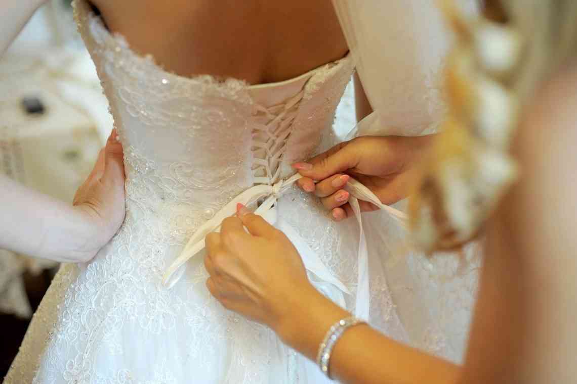 Як підібрати прикраси до весільної сукні