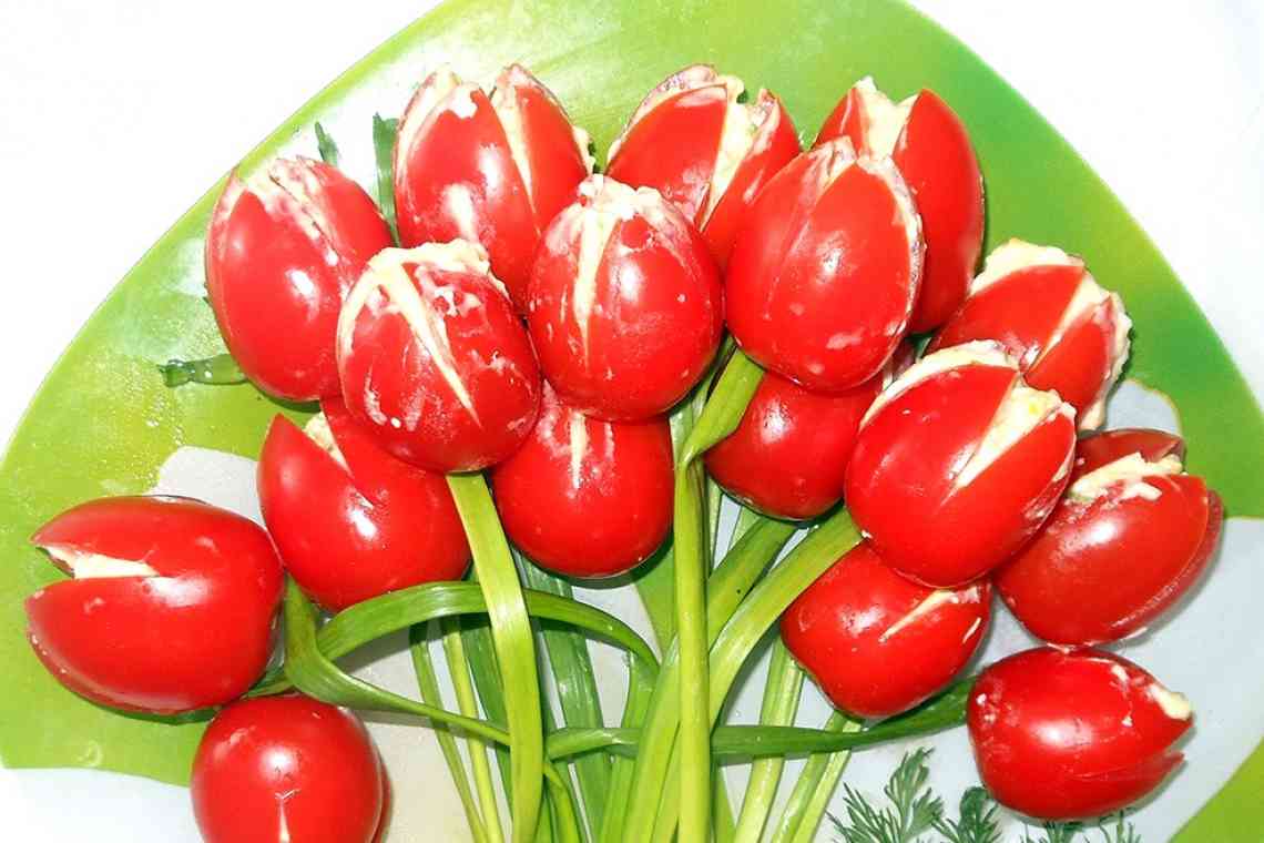 Як приготувати ось такі «тюльпани» з помідорів до 8 березня?