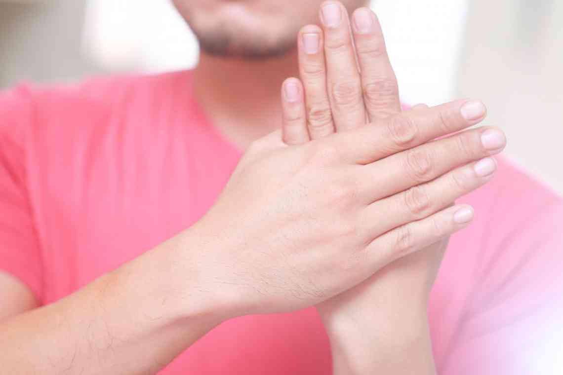 Чому смикається великий палець на правій руці і як лікувати тік?