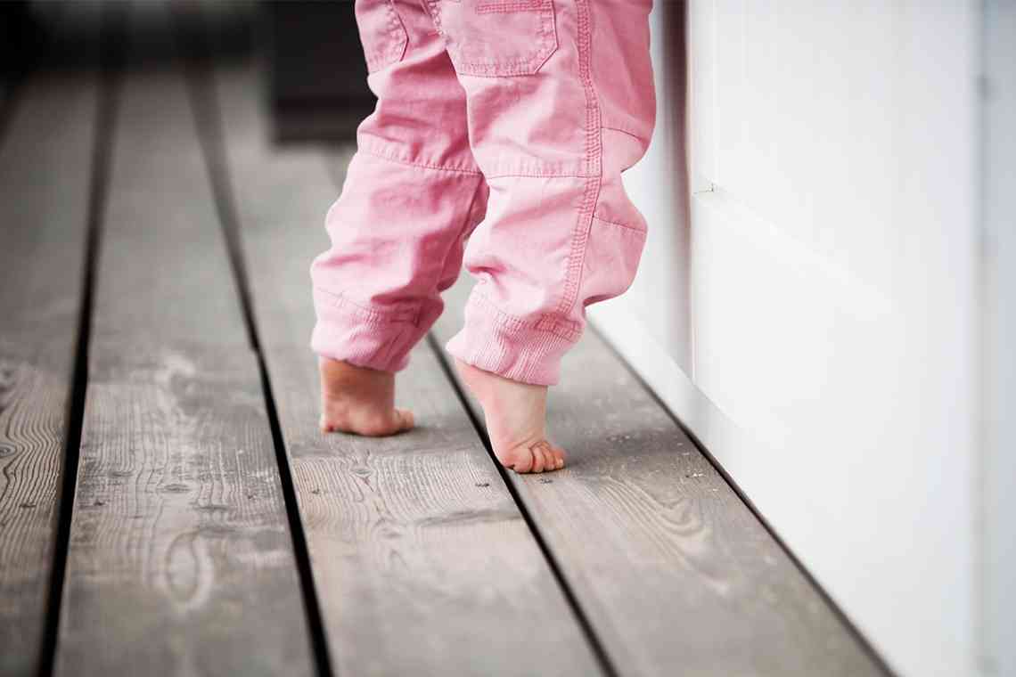 Чому дитина ходить на носочках і чи потрібно відучати?