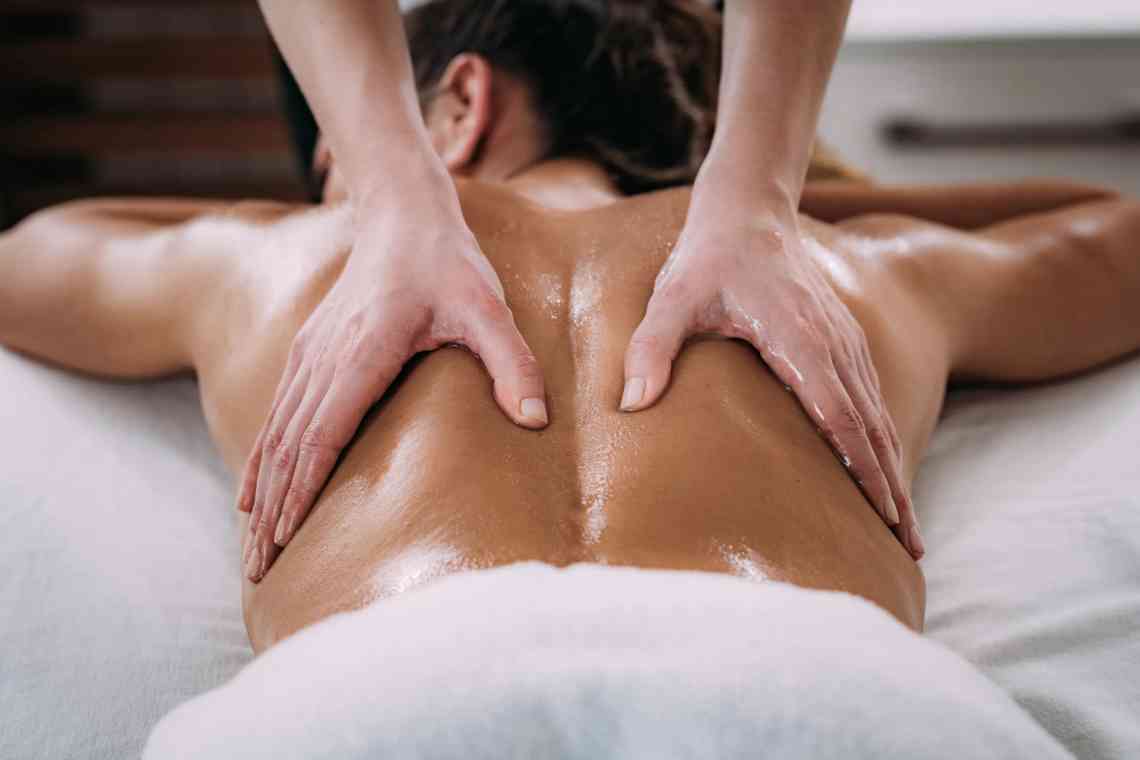 Як роблять масаж попереку?