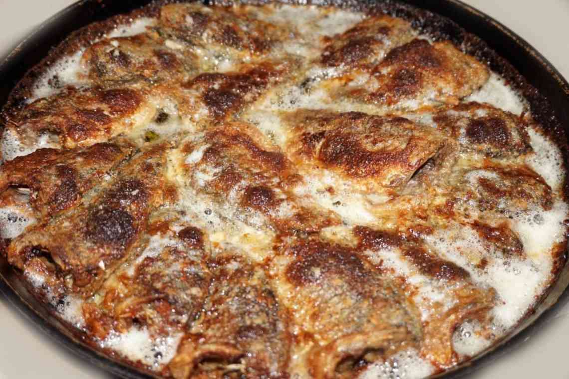 Дізнаємося як готується риба в сметані в сковороді?