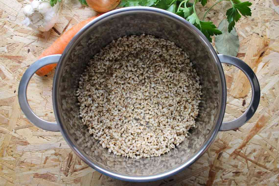Дізнаємося коли солити рис при варінні в каструлі і яку кількість солі додавати?