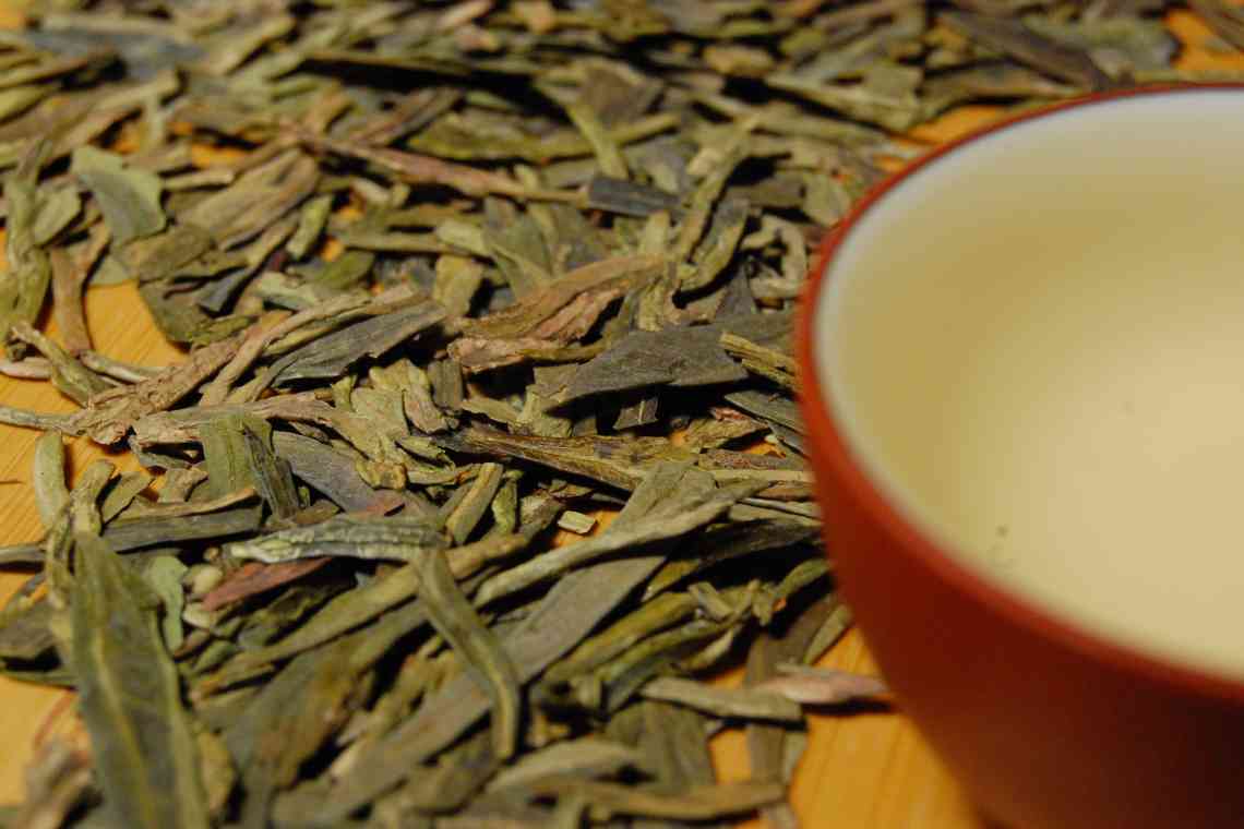 Чим зелений чай відрізняється від чорного: корисний вплив на організм, особливості збору та обробки, способи заварювання
