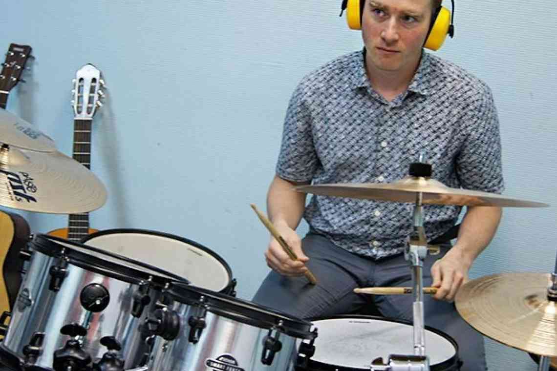 Як навчитися грати на барабанній установці