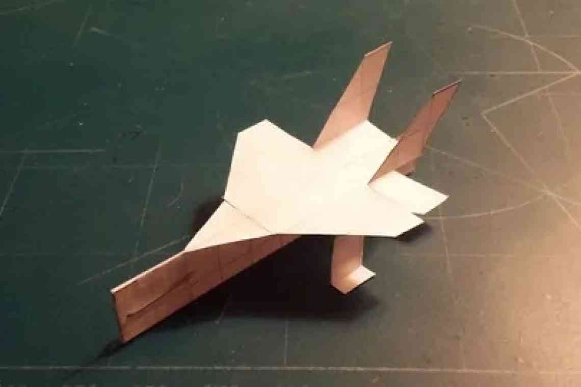 Як зробити паперовий літаючий літак?