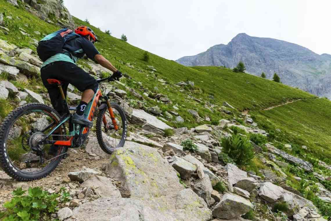 «Як загальмувати на велосипеді, спускаючись з крутої гори?»