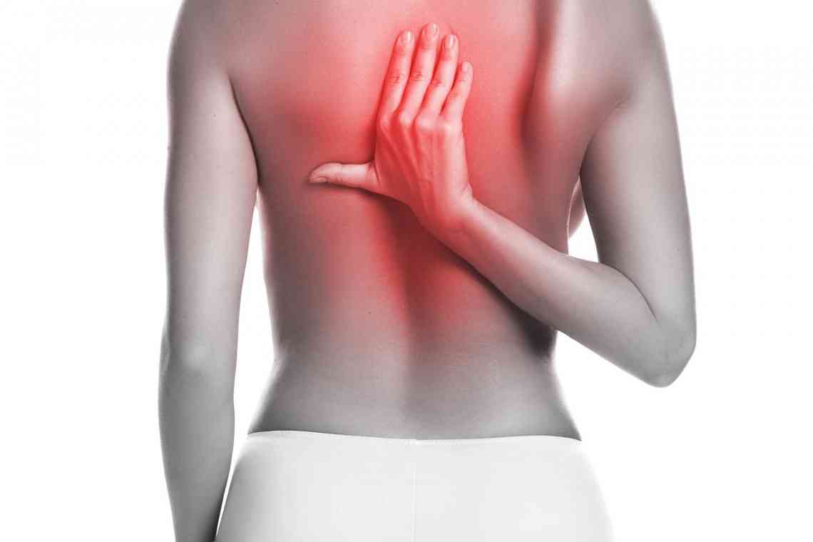 Болить спина в районі лопаток: ознаки, причини, лікування