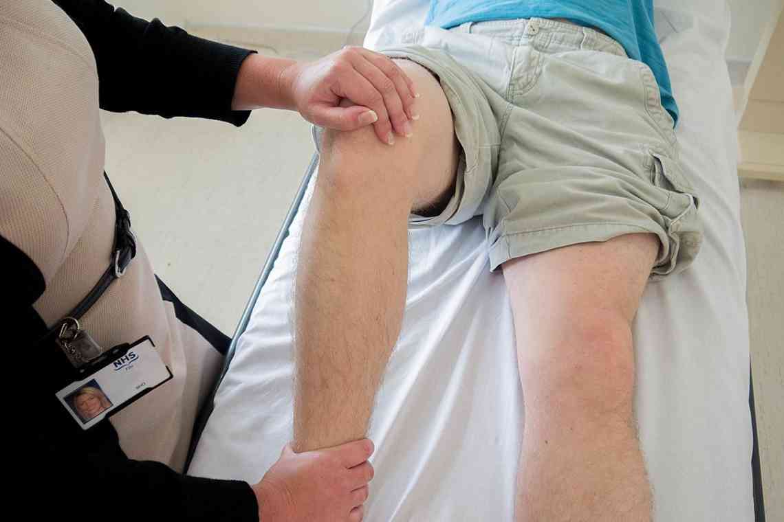 Чому відбувається клацання під час згинання колін?
