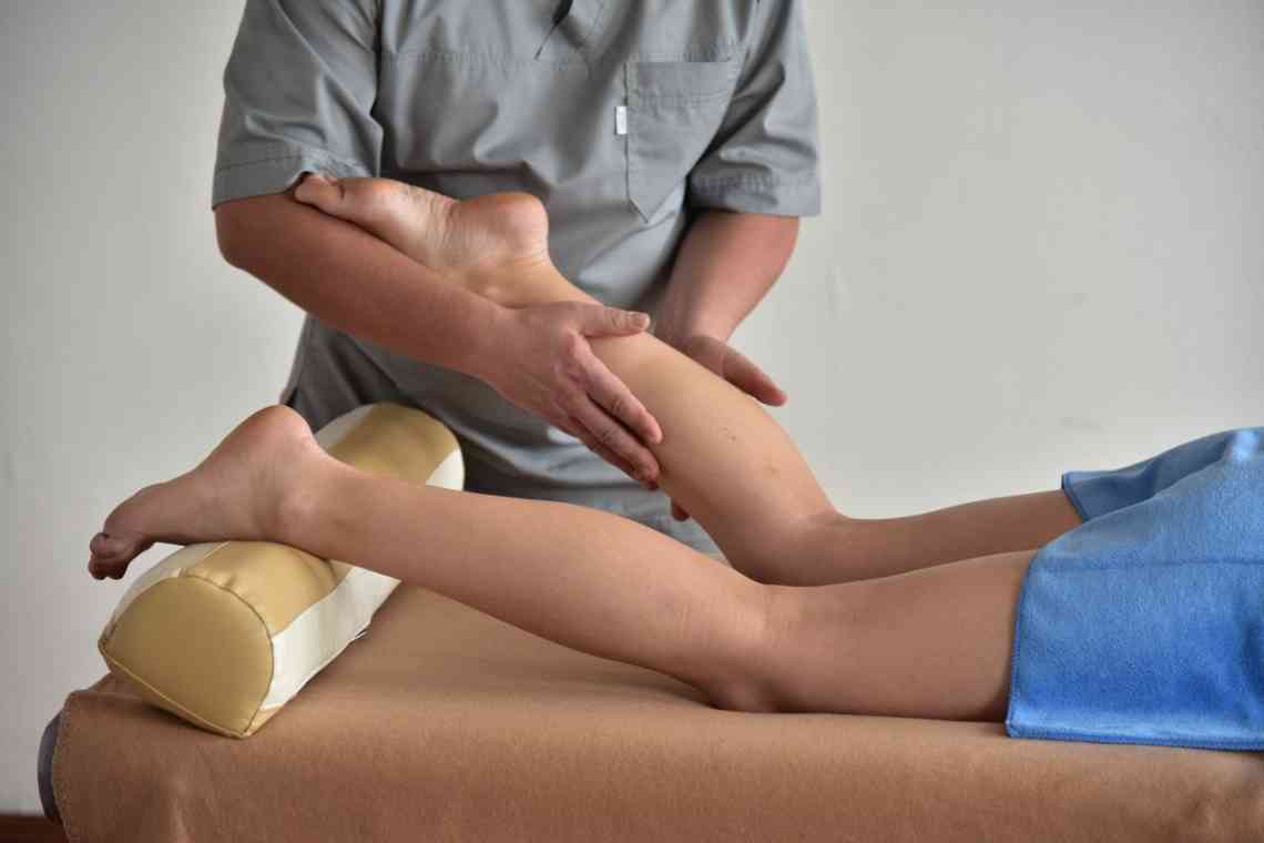 Масаж колінного суглоба: рекомендації до виконання при різних недугах