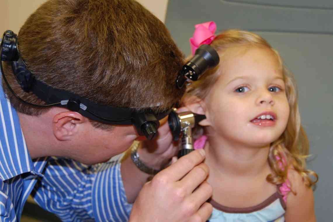 Ефективні вушні краплі для дітей, якщо у дитини стріляє вухо