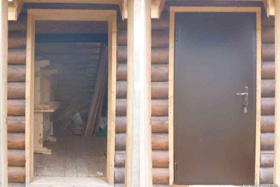 Металеві двері в дерев'яному будинку: вибір, встановлення