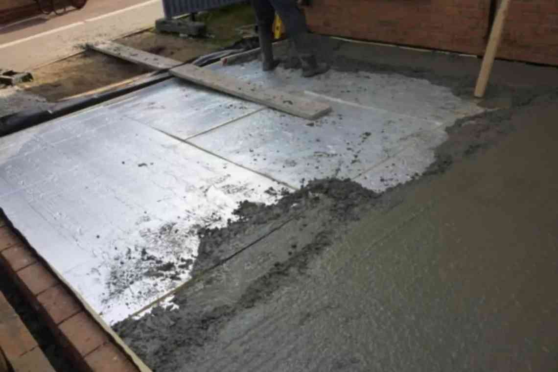 Як видалити плями з бетонної підлоги?