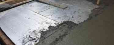 Як видалити плями з бетонної підлоги?