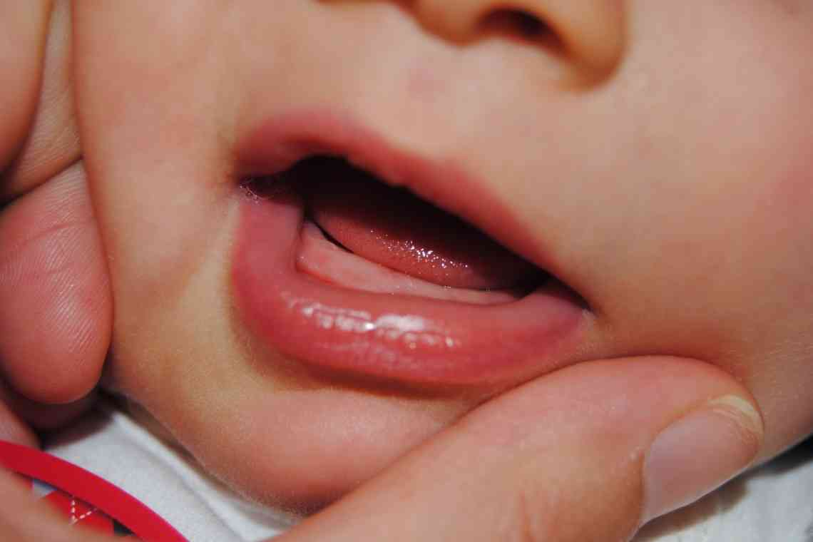 Коли у малюків з'являються перші зубки?