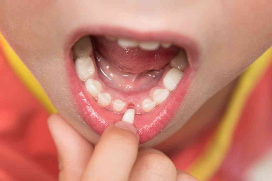 Коли молочні зуби змінюються корінними зубами?