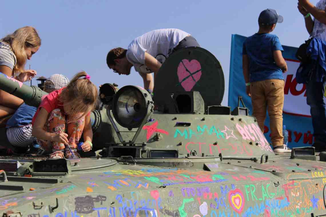 Фото дня: розфарбований БелАЗ до майбутнього "Wargaming Fest: день танкіста "