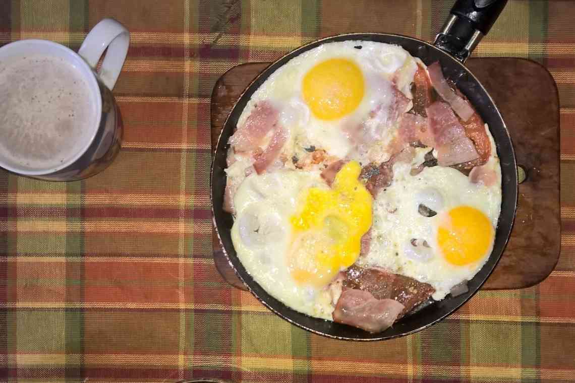 Дізнаємося як посмажити яєчню з беконом: покроковий рецепт приготування з фото та описом