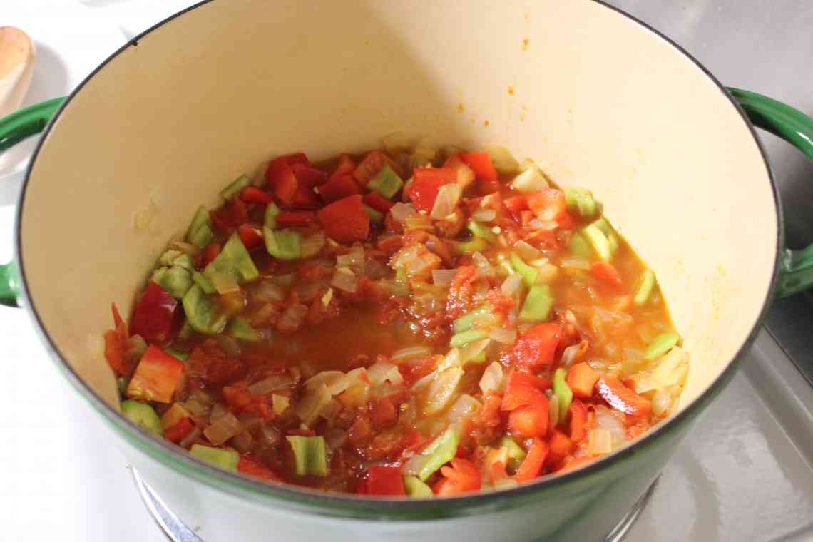 Дізнаємося як правильно приготувати смачне овочеве рагу з кабачком і баклажаном