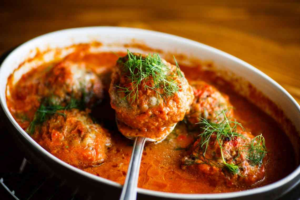 Котлети в томатному соусі: рецепти приготування смачної та ситної страви