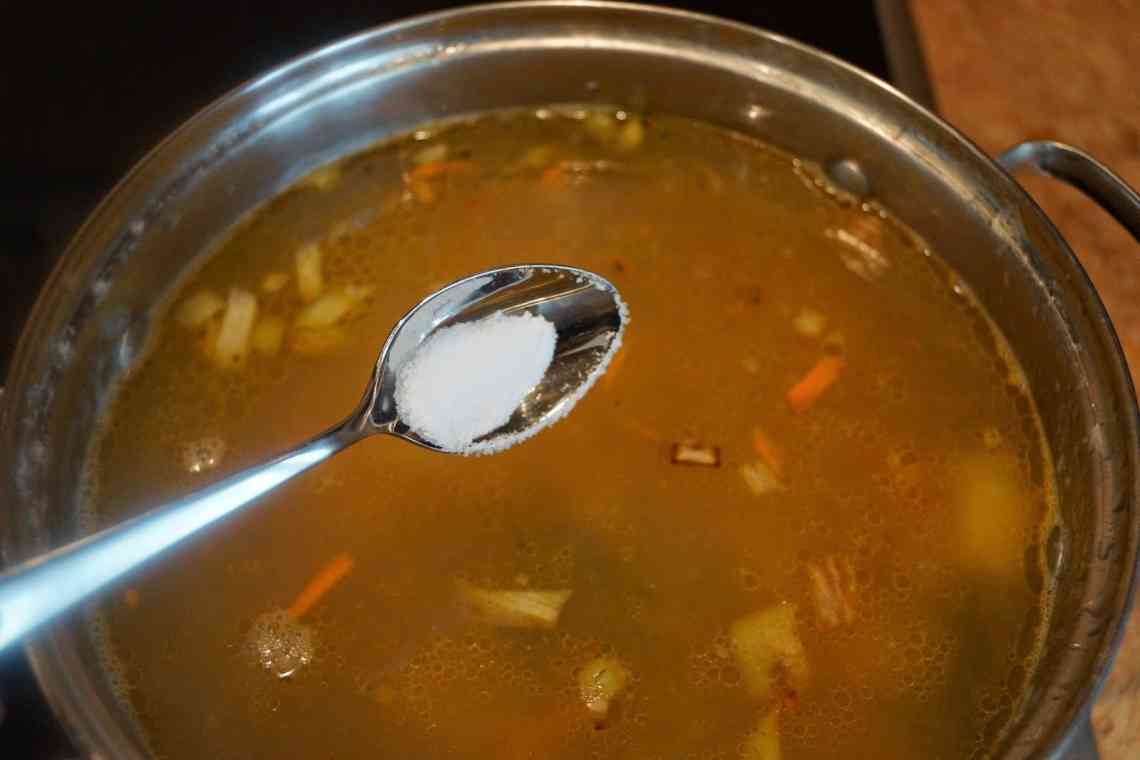 Що робити, якщо пересолили борщ або суп: тонкощі та способи нейтралізації зайвої солі