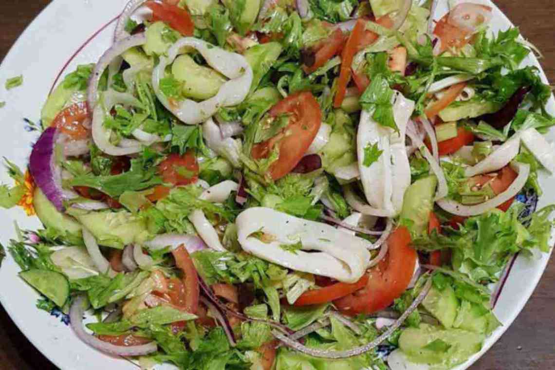 Кальмаровий салат: рецепт класичний, правила приготування